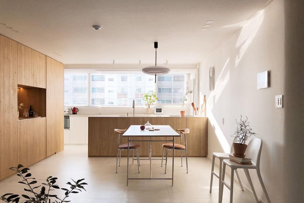 厨房太小了,坚持和客厅位置互换,至少大了10㎡!邻居都说有远见