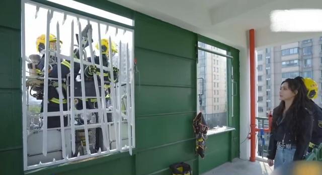 孟子义|张翰帮孟子义戴安全帽，中途闹笑话，观众希望两个人在一起