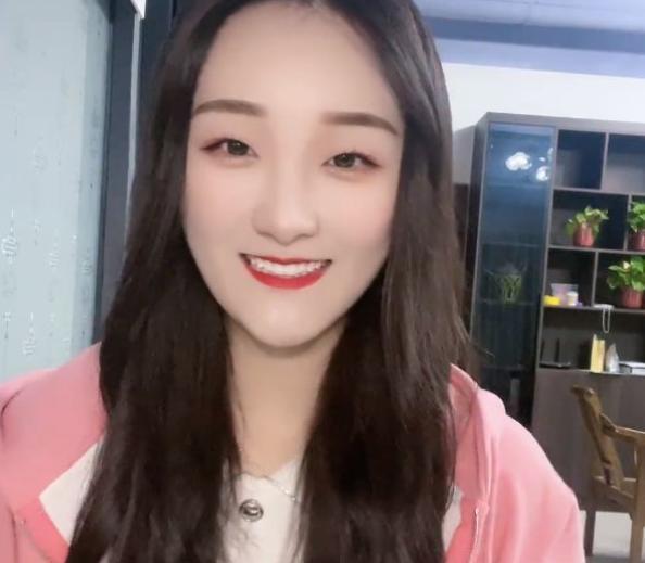 陈亚男|陈亚男改走文艺路线,穿黑色连衣裙坐吊篮摆拍,被指书都拿反了