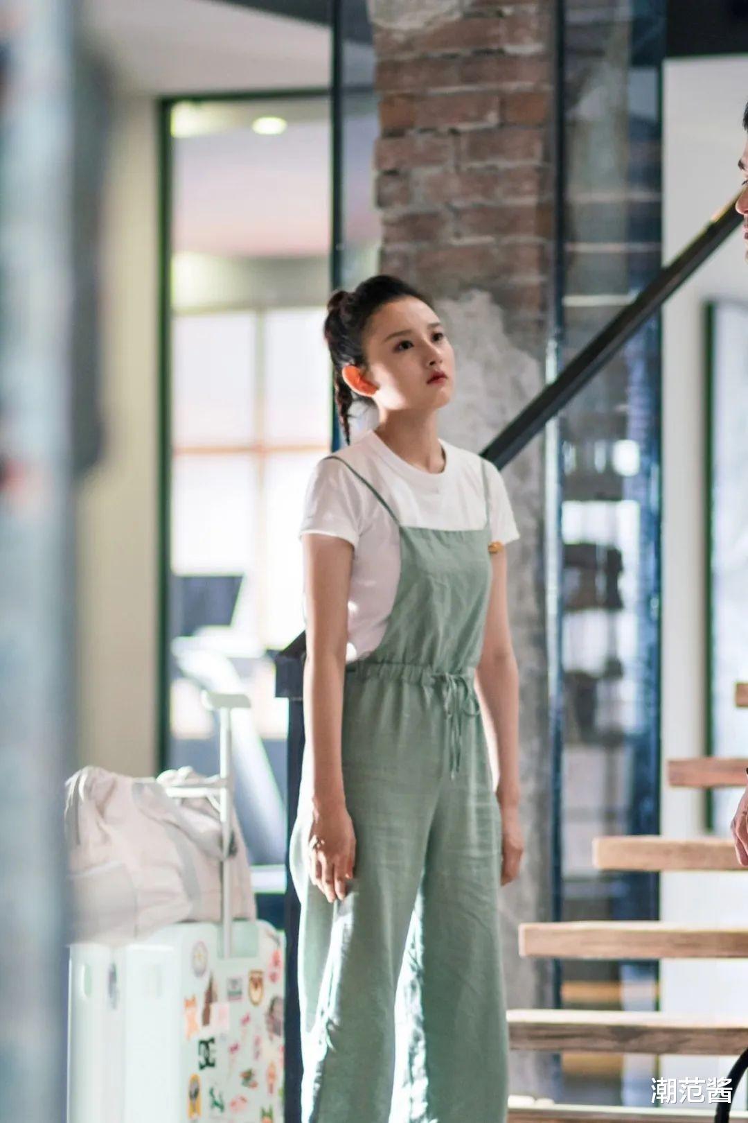 宋祖儿太会穿了，穿娃娃裙配马丁靴，这两身都很美，好舒服