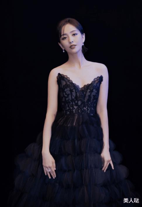 佟丽娅|?佟丽娅身材娇小却有料,穿黑色吊带裙婀娜多姿,39岁完美御姐范