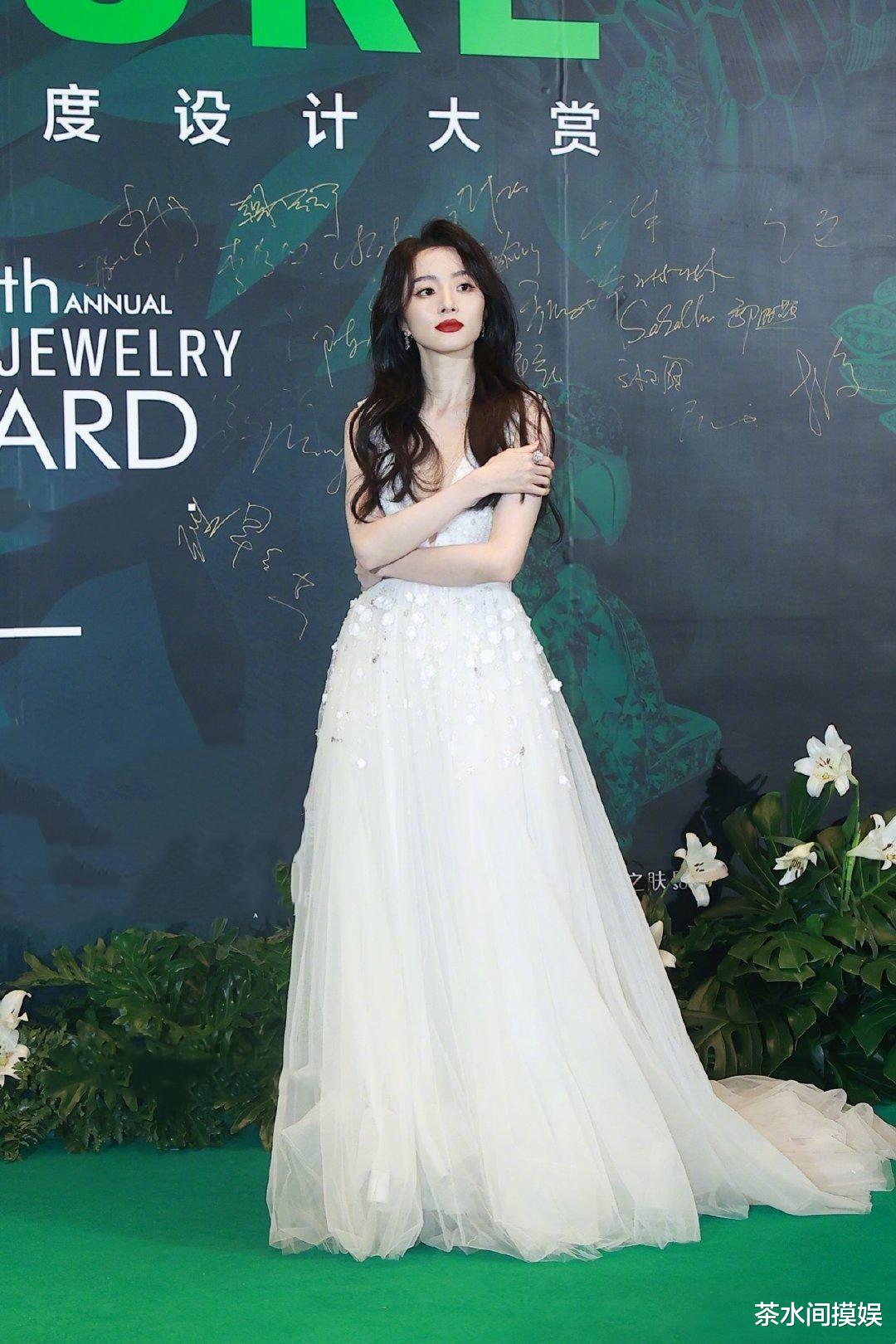 周冬雨|寡淡脸一遇港风就惊艳？周冬雨霸总，毛晓彤惊艳，鞠婧祎改头换面