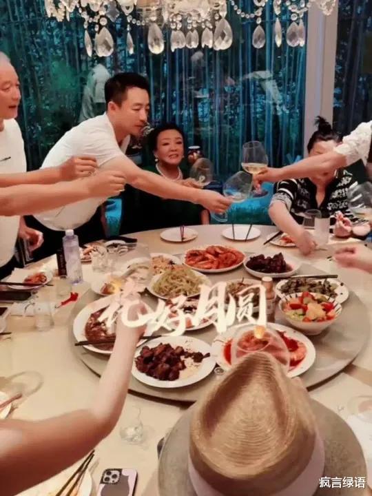 聚餐|大S汪小菲的身边人互相较劲先后都晒出了中秋聚餐照