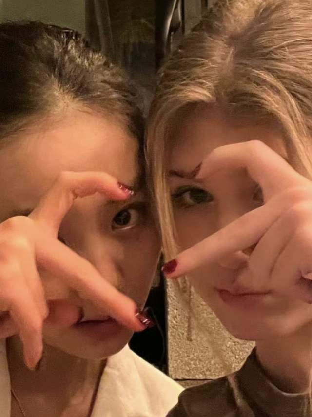 黄忆慈|17岁黄多多发近照，因穿着引争议冲上热搜，谁规定少女就不能性感