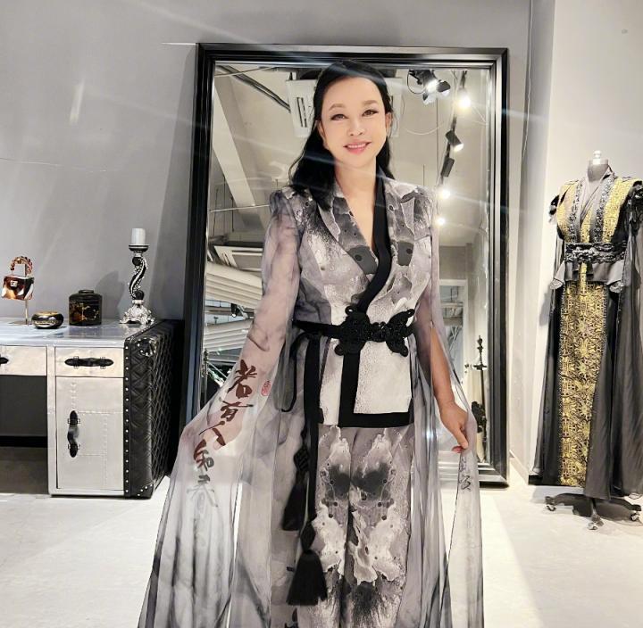 刘晓庆|刘晓庆晒性感美照,69岁穿鱼尾薄纱裙秀丰腴身材,白皙皮肤惹人羡