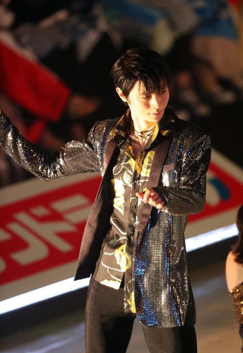 羽生结弦|羽生结弦首日冰演开场!他又一次拯救了服装设计师!