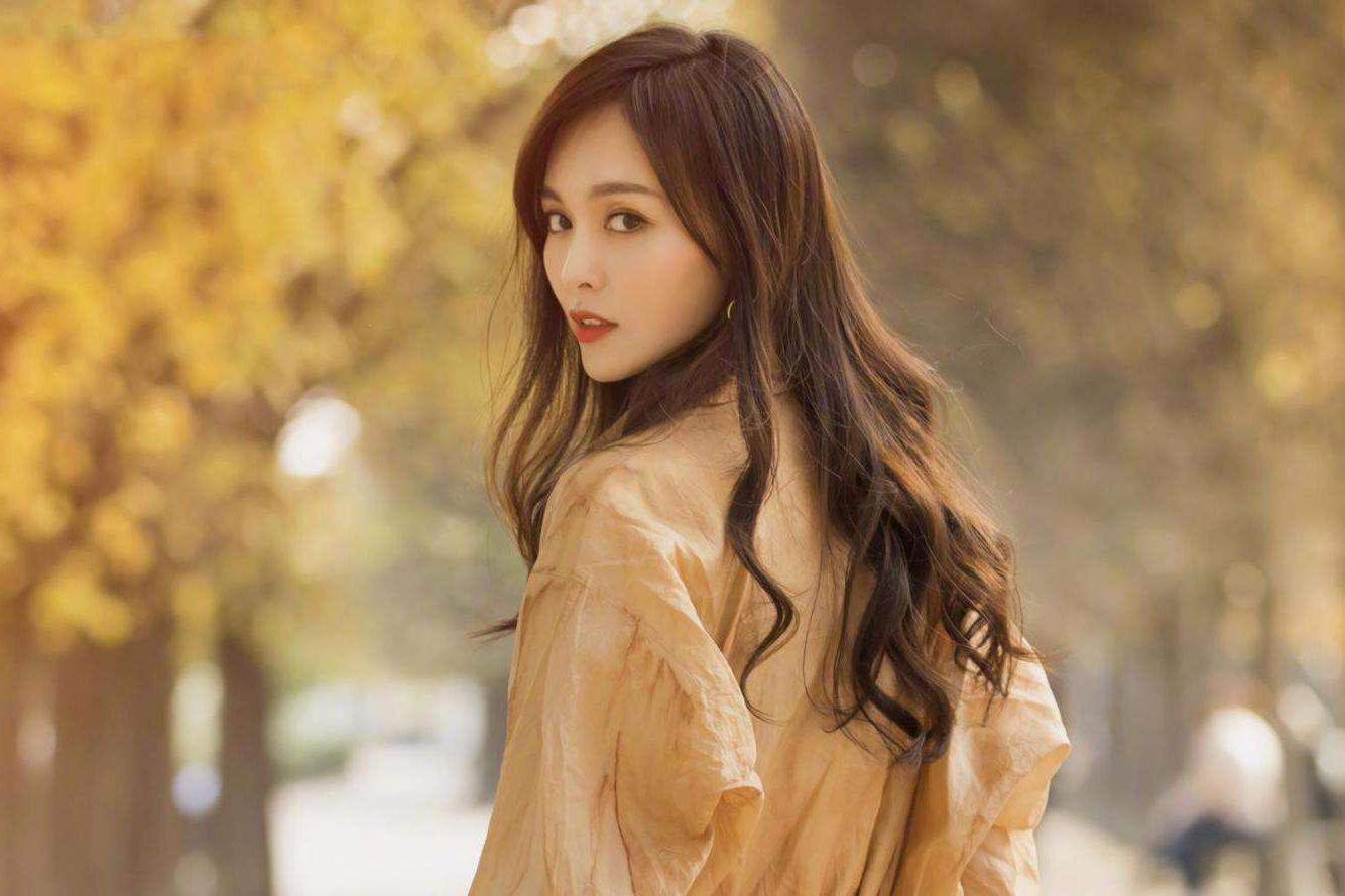 唐嫣|唐嫣大方晒娃，2岁小小糖扎丸子头骑平衡车，老公罗晋评论区打趣