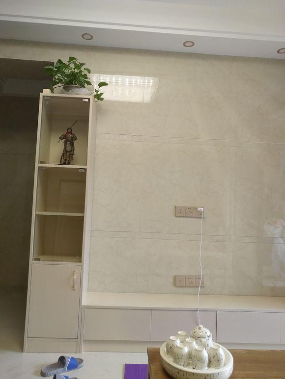 现代简装风格的新房,装修成本15万左右,全屋贴瓷砖显有档次