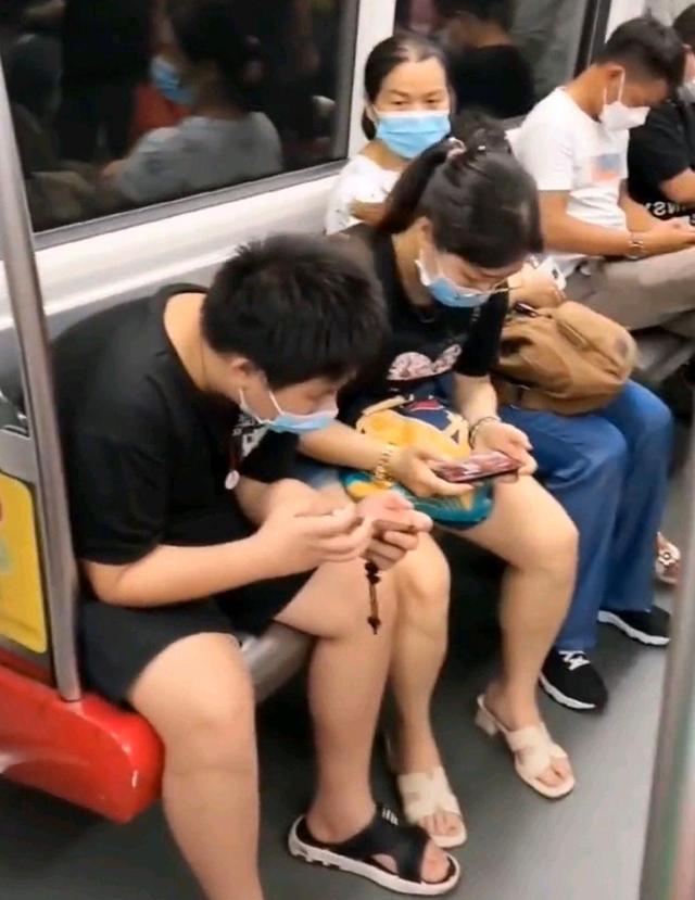 女子抱孩子坐地铁,周围无一人让座,是道德绑架还是文明倒退?