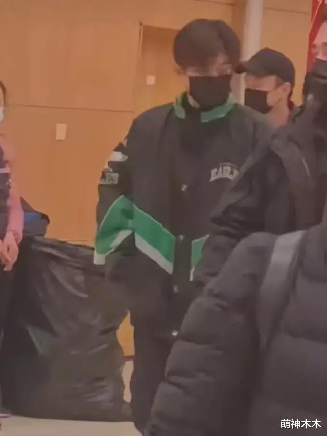 张小斐|春晚私服比拼:赵丽颖千元夹克可爱减龄,张小斐万元大衣输给宋茜