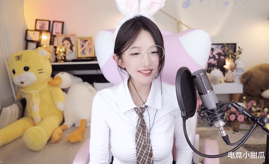 |林七七尝试新造型，衬衫领带很养眼，眼镜一戴，太像美女班主任了