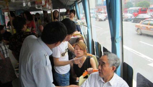 老人丢孩子书包“逼让座”,爸爸看到一把按住孩子:回去坐好