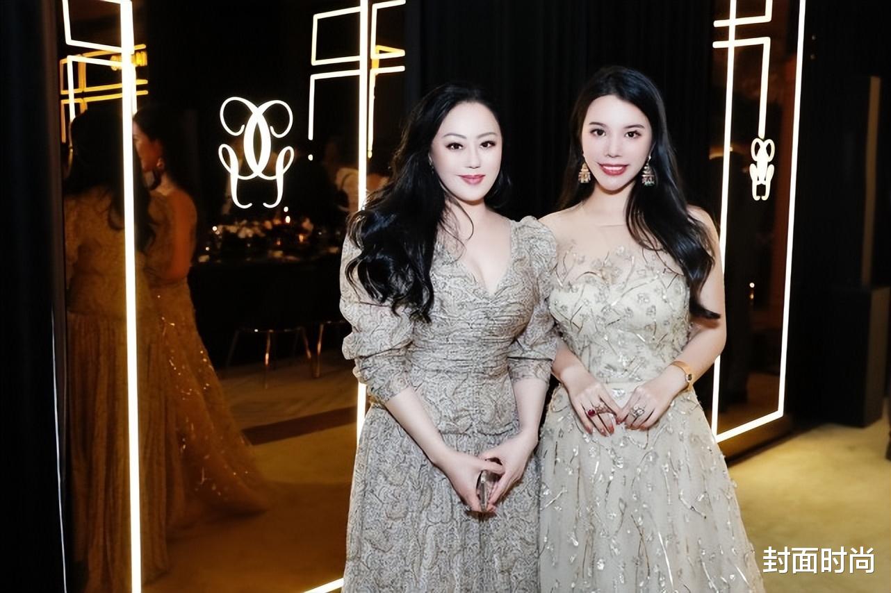 章小蕙身材丰满不少，可穿亮片裙仍然挺惊艳，白皙肌肤没多少皱纹