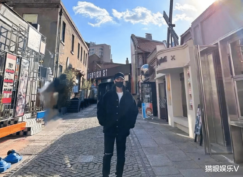 黄晓明|黄晓明低调排队做核酸,戴面具全副武装无人识,在家乡闲逛太悠闲