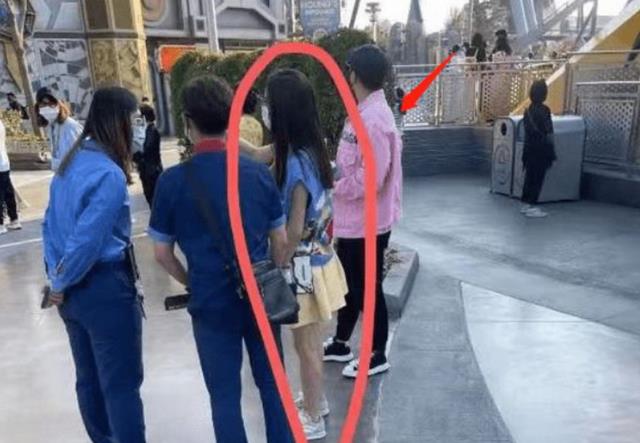 陈思诚|陈思诚佟丽娅合体会友,与儿子互动时险走光,前妻帮着整理衣服