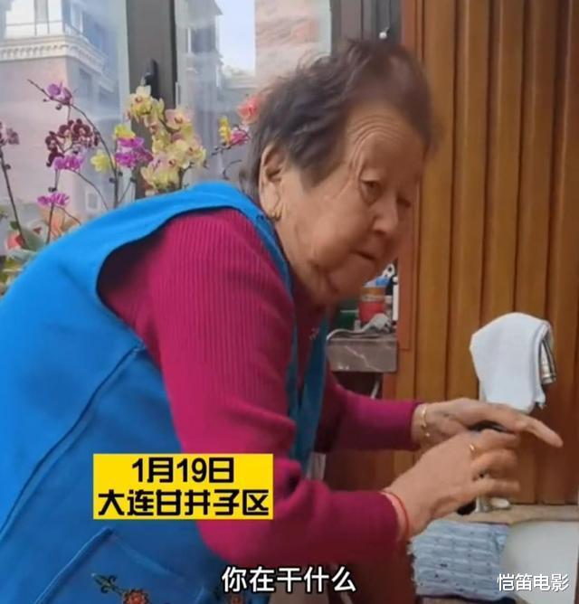 93岁妈妈偷偷给女婿洗袜子，被女儿发现后妈妈表情亮了