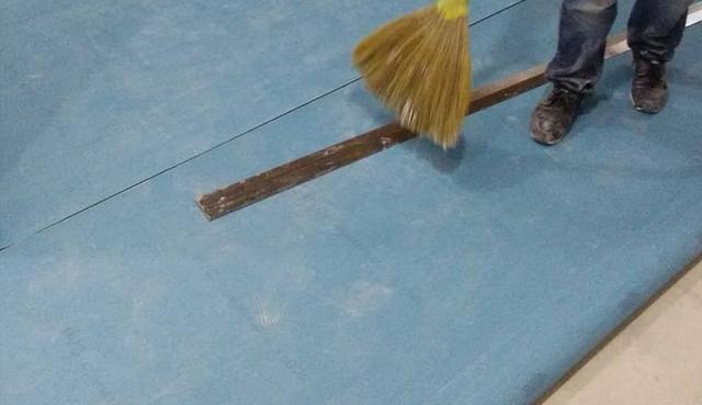 铺贴PVC地板的方法要正确,有3个步骤,重点看其中的9点要求