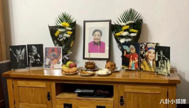 马金凤|马金凤追悼会低调举行，灵堂布置简洁，遗照旁摆放菊花与生前倩影