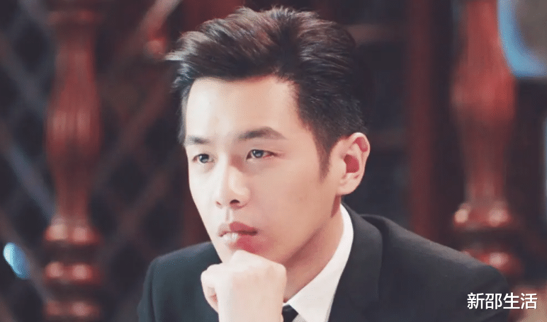 男神|这10位男星表面是男神,一看身材全垮掉,头大肩窄,驼背大肚腩