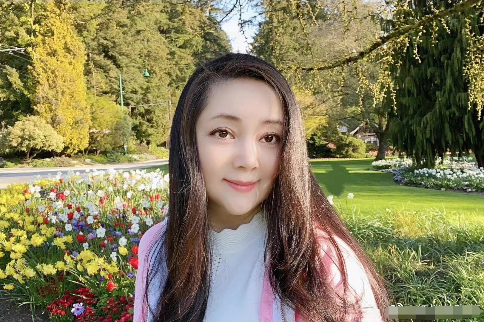 张莉|薛宝钗张莉定居加拿大庆57岁！打扮少女美满似冻龄，仍未婚成富婆