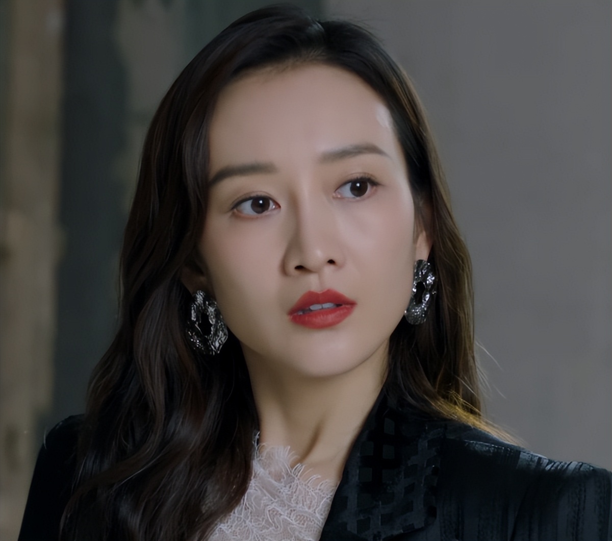 新居之约|《新居之约》满屏的大红唇，剧情也很扯，央一也有看走眼的时候啊