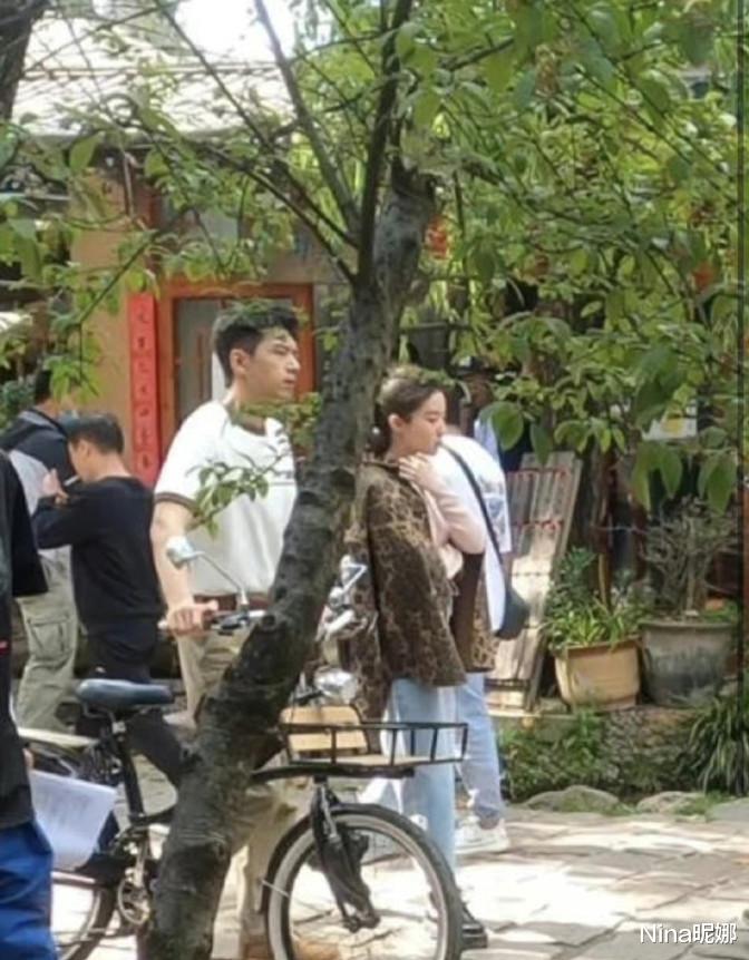 美容 刘亦菲携李现拍新戏轧马路,穿牛仔裤扎马尾辫似初恋,形象大变样