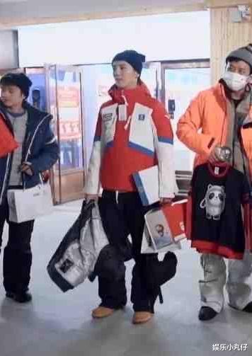 鹿晗|鹿晗太有先见之明了，邓超不顾“绅士风度”，向鹿晗索要冰墩墩