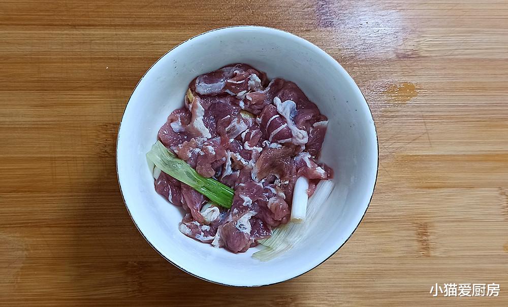 天气慢慢变冷，来一锅热乎乎的番茄肉片粉丝煲 ，吃完浑身暖和