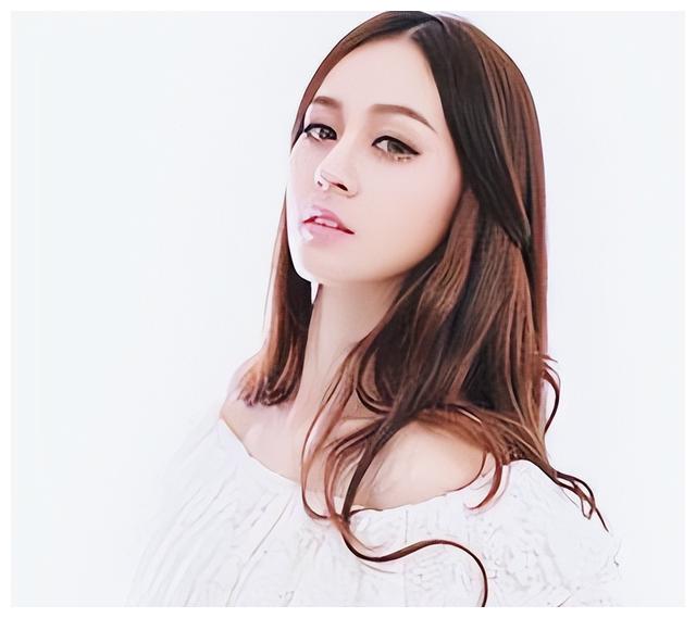 |当摆头、甩发、耍扇子成为标配，坐拥4000万粉丝的唐艺还能走多远