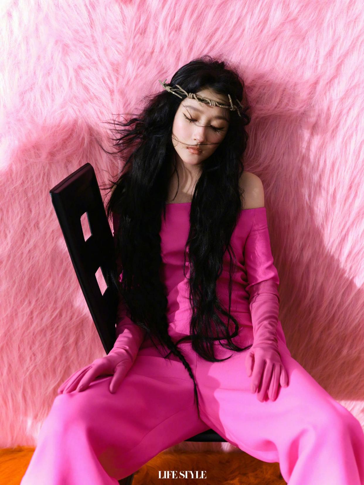 关晓彤|关晓彤大胆挑战部落少女形象，酷酷御姐风，身材超好行走的超模