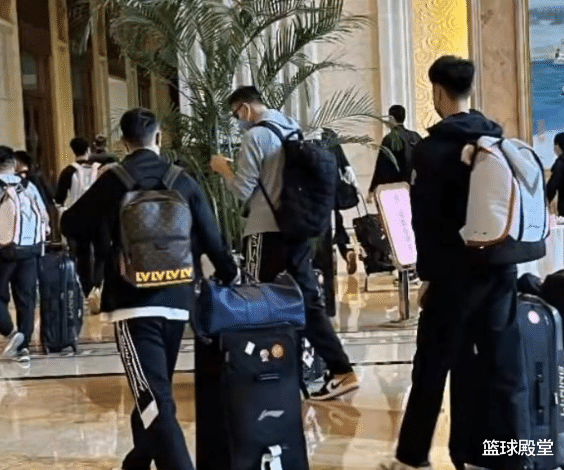 徐杰|广东抵酒店!赵睿背麻袋,徐杰乖巧,朱易专注手机,叶恩调侃机长