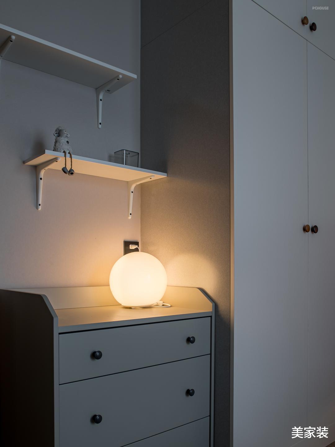 半深色半复古调的家,每一处都很完美,舒适又自然