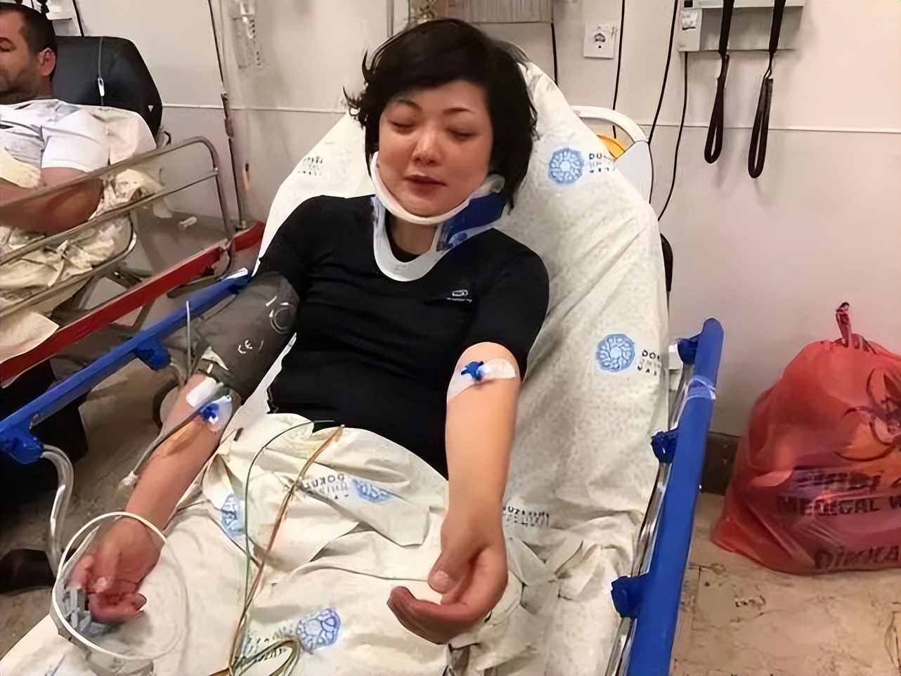 生下双胞胎后,丈夫提出离婚,她用一己之力,将脑瘫女儿送进名校