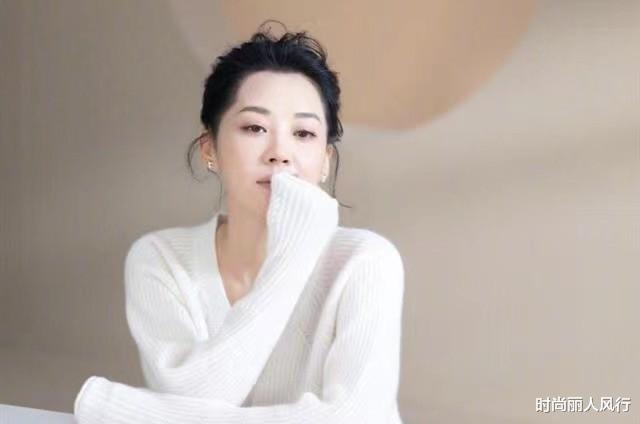 许晴|53岁许晴罕见亮相又变年轻不少！穿白色居家服拍大片，还梳丸子头