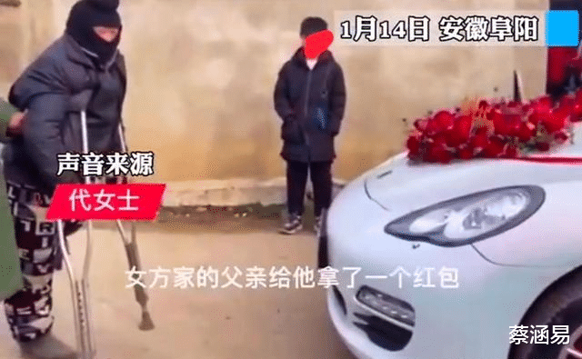 安徽:残疾男子拦婚车乞讨,给少了说在侮辱他,无奈给了200块钱