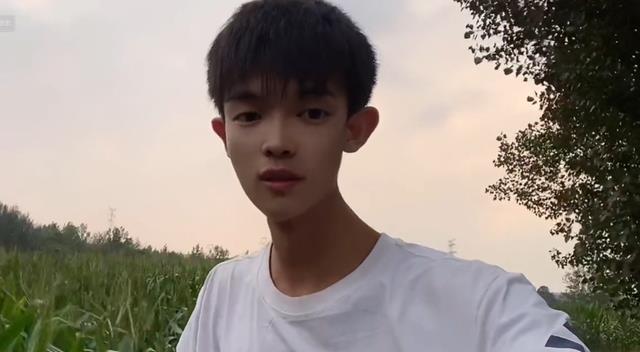 苏小宇:00后男孩养活一家4口,坐拥百万粉丝却靠捡垃圾为生