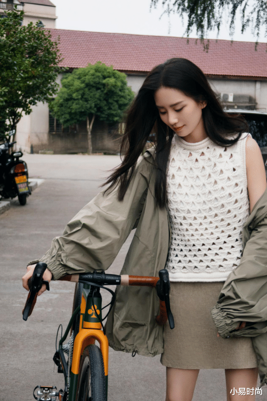 穿衣搭配|初秋的清凉日常定要学刘诗诗的穿搭！简约的外套，宽松而又舒适