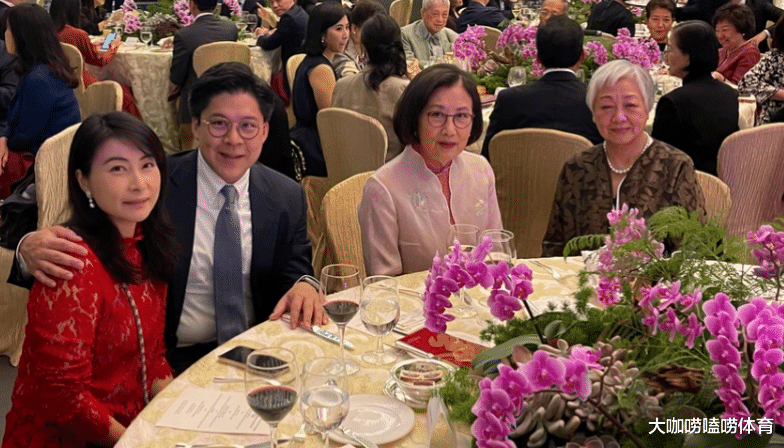 |郭晶晶陪老公参加名流聚会!喝红酒被老公拥入怀,打扮精致似贵妇