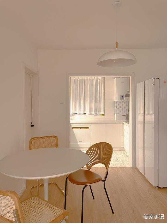 坚持断舍离的二胎妈妈,不买沙发茶几,将96㎡小家装修得“空无一物”,太漂亮了