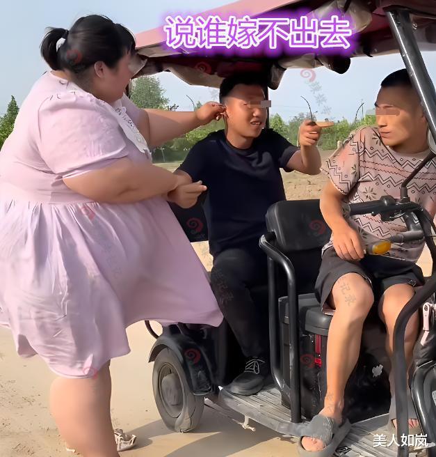 两男子嘲笑女子300斤嫁不出去,被女子撂倒:见识下村花的脾气