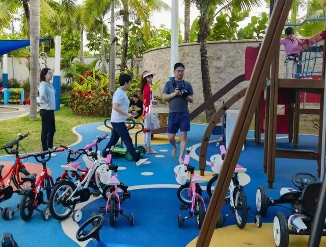 章泽天|章泽天一家度假被拍!刘强东全程光脚举相机,女儿打扮朴素胖乎乎