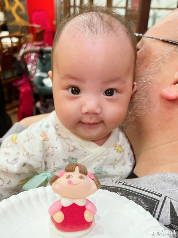 赵小侨|心疼！42岁女星3个月大宝宝新冠急送ICU，夫妻崩溃签下治疗同意书