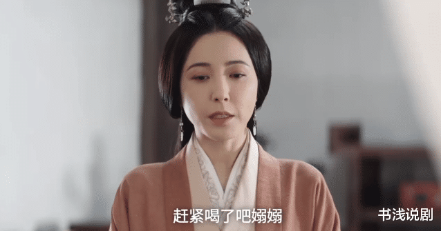 赵露思|让45岁曾黎演妈,28岁热巴演姐,赵露思的“幼感”凭啥这么狂?