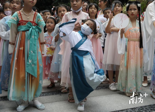 从1.9亿到101.6亿,汉服成了新的致富密码?