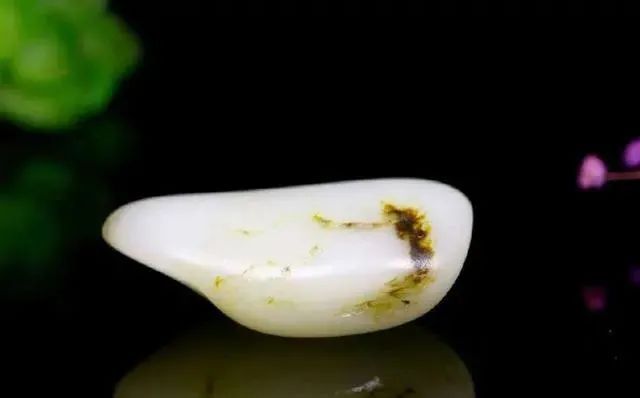 雕刻|和田玉籽料原石比成品贵，独籽比切料贵？