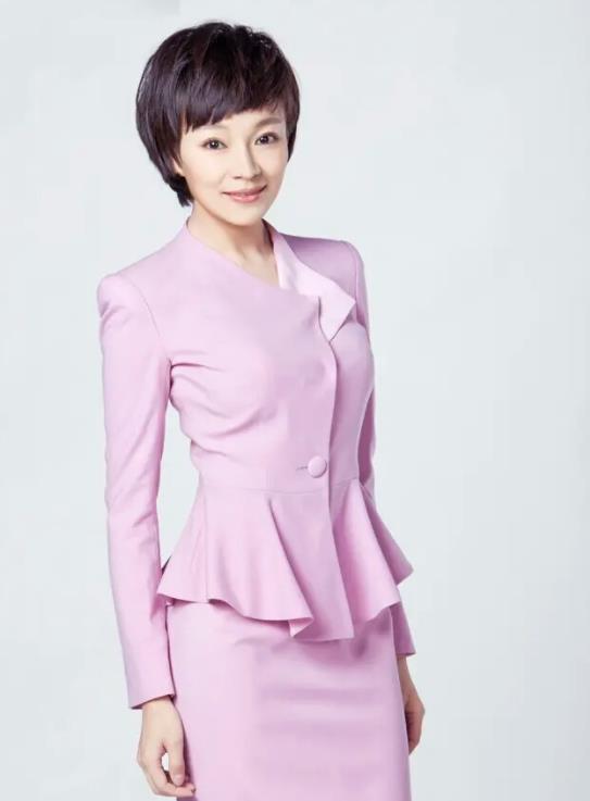 |王蓝一：当过月薪500导游，撞脸董卿搭档宋英杰，婚姻低调有一女