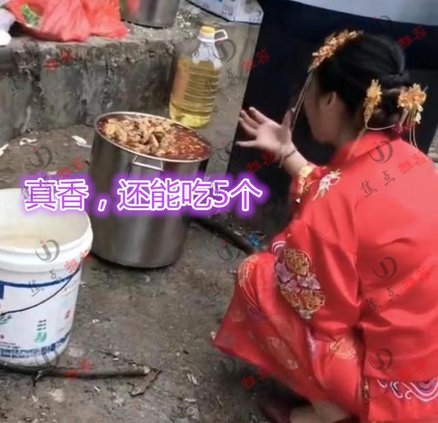 新娘饥饿难忍跑后厨偷吃鸡腿被发现,请求厨师保密:别告诉我婆婆