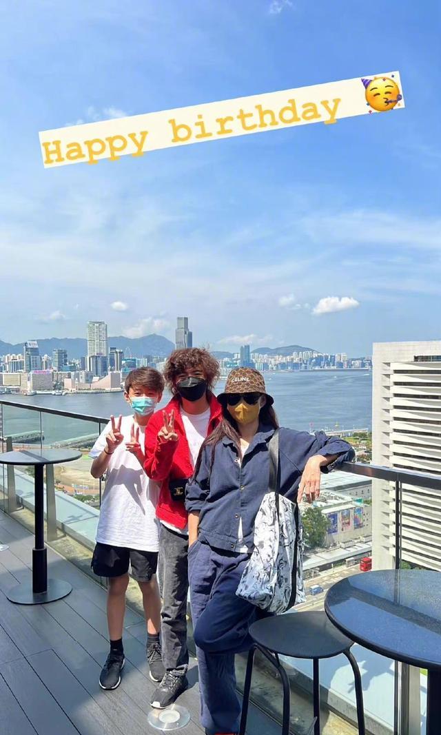 张柏芝|张柏芝对儿子说:“我戴上口罩和墨镜,谁还能认出你是我儿子?”