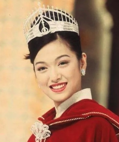 钱嘉乐|她曾是「四料港姐冠军」，与钱嘉乐相恋9年无果，如今饱受病痛困扰坚持行善