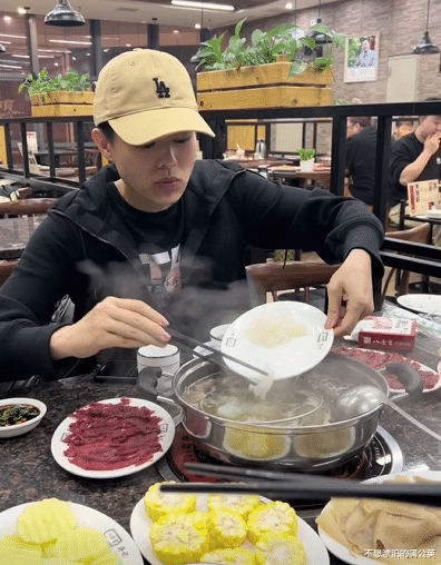 胡杏儿|胡杏儿晒深夜火锅,素颜坐大厅煮牛肉不像明星,透露录浪姐太辛苦